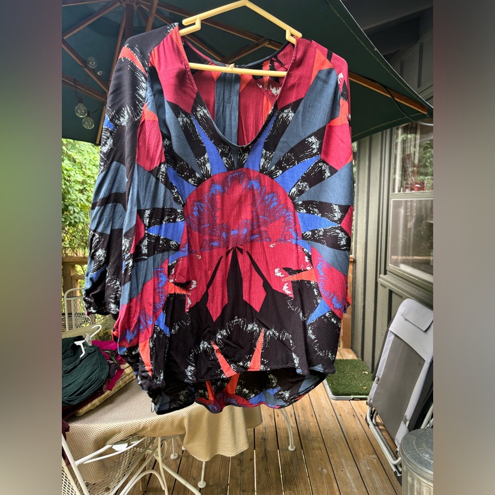 Free People graphic batwing blouse size M